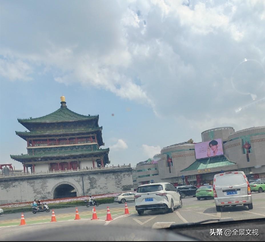 车限号真让人烦，有车不能开，放路边一天还要50元左右的停车费。
       我