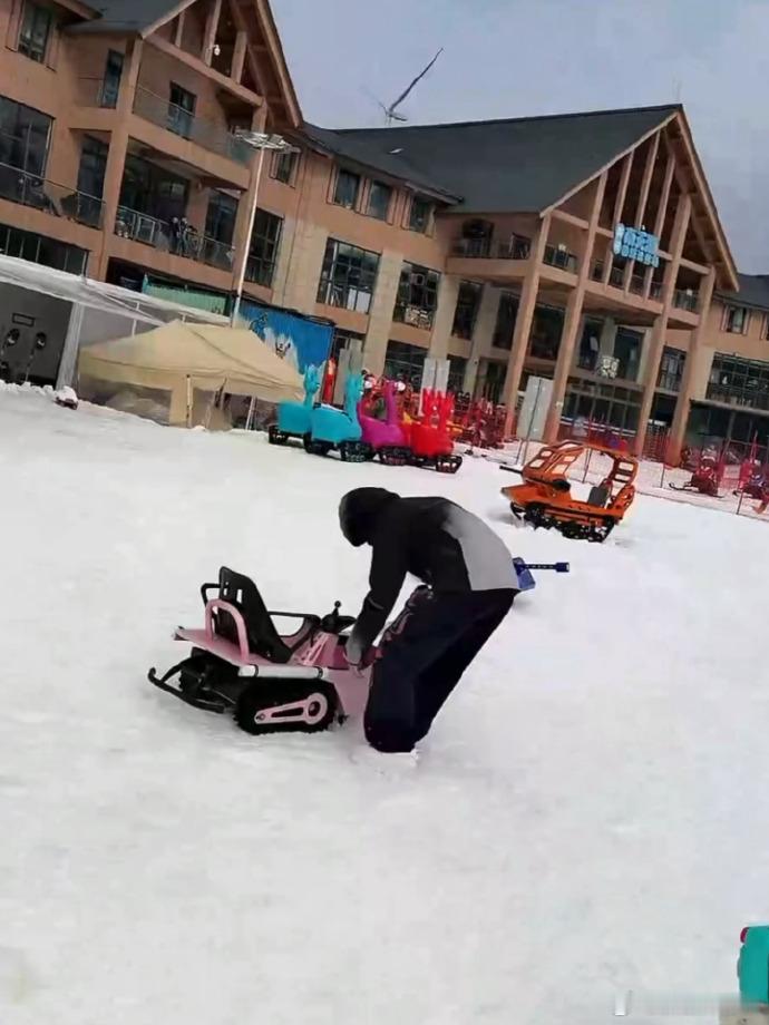 余宇涵开坦克余宇涵直播开坦克余宇涵的坦克没有后视镜 一边是帅气开坦克，一边是无后