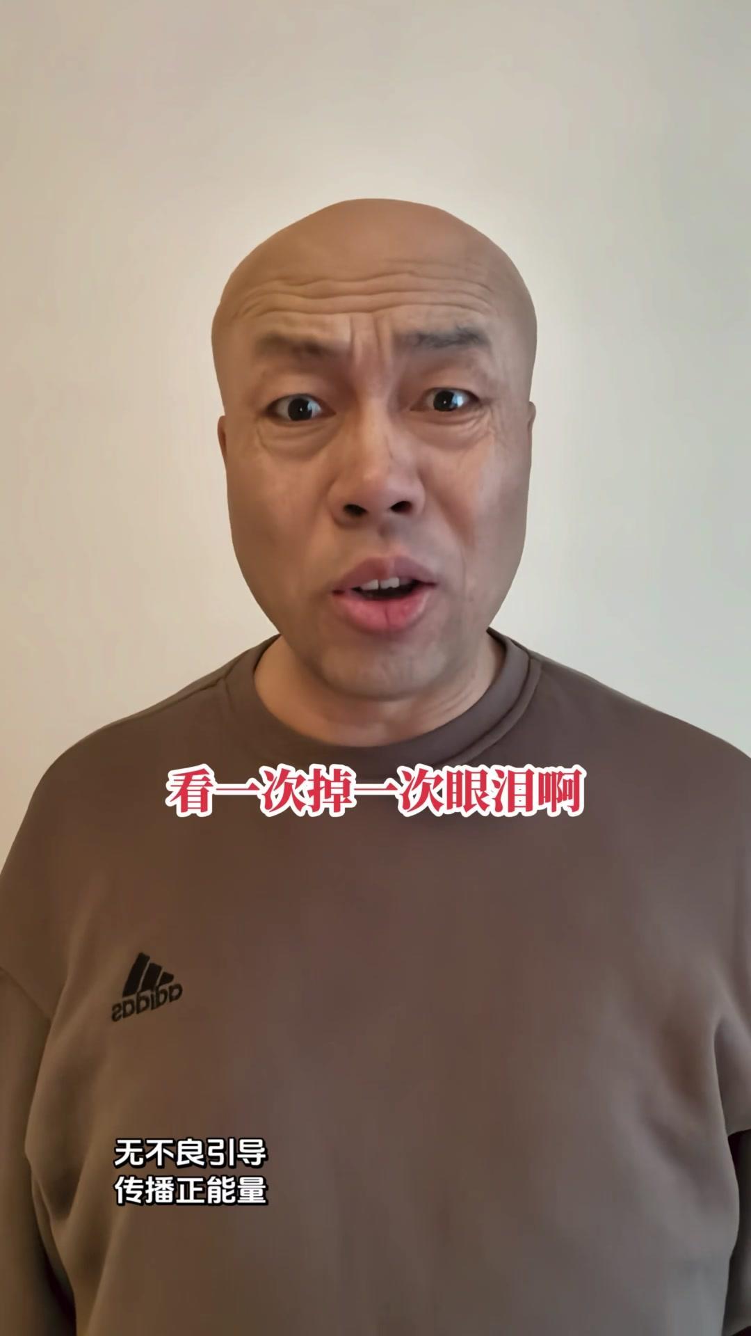 真的看一次掉一次眼泪啊。看看这个一模一样的书包？是他的遗物。那破了洞的鞋子，冬天