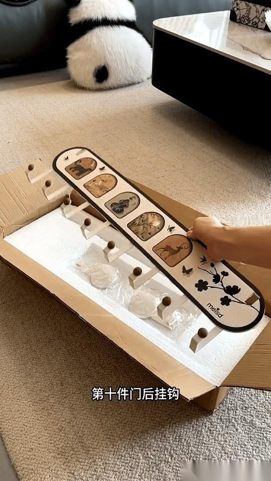 从一地鸡毛到人间烟火，靠的真不是钱。
是无数个深夜，在手机上划拉，找到那个“啊哈