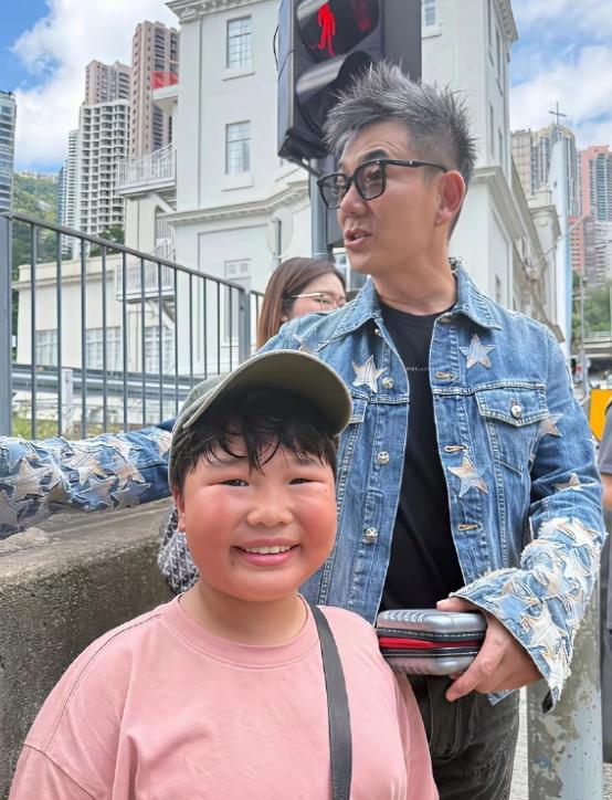 60岁的任贤齐在香港街头散步，和普通人一样，没有架子。

在香港的明星低调的很，