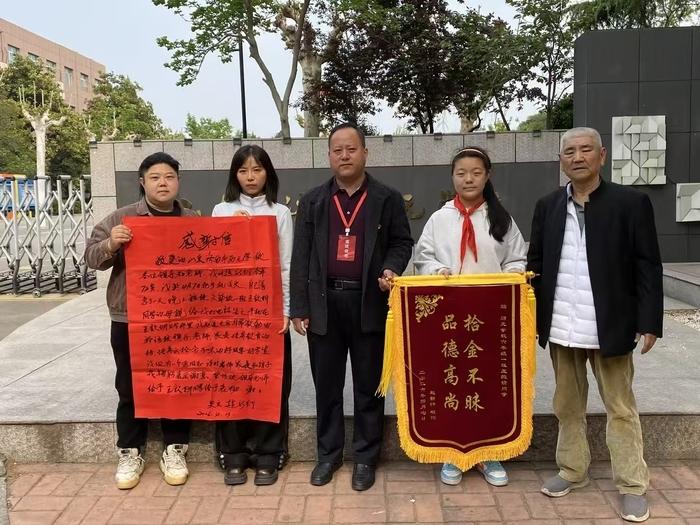 济南这所学校收到一位72岁老人的手写感谢信！近日，济南市历元学校收到一面写有“品