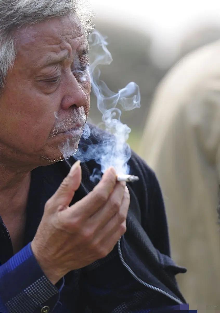 你有没有想过，
一句“为你好”的提醒，
可能会把爸妈

推得老远？朋友跟我讲，她
