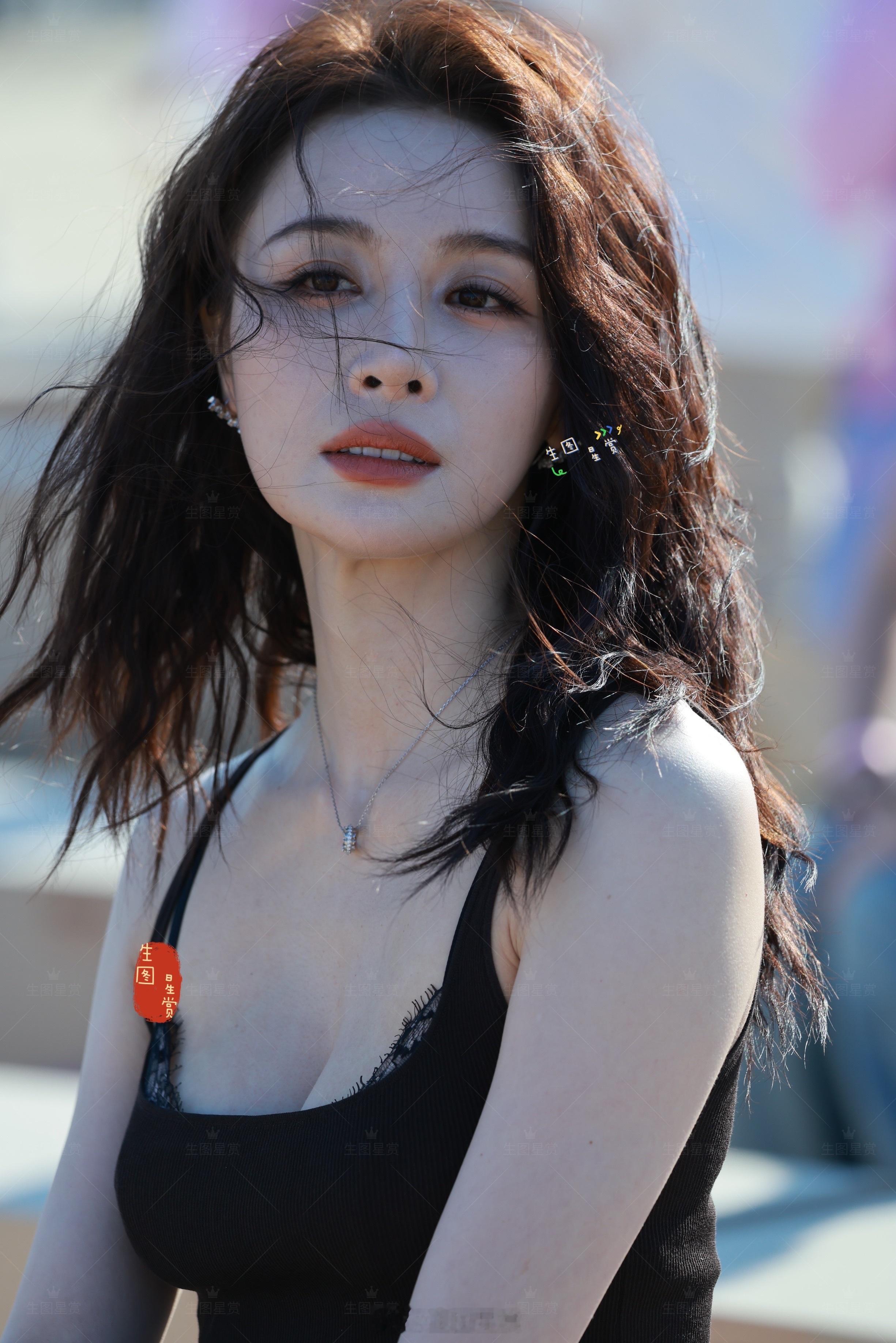 隆妮侧颜绝了，撩发拨动心弦ubras十周年海边音乐秀机位二出图 隆妮高启兰