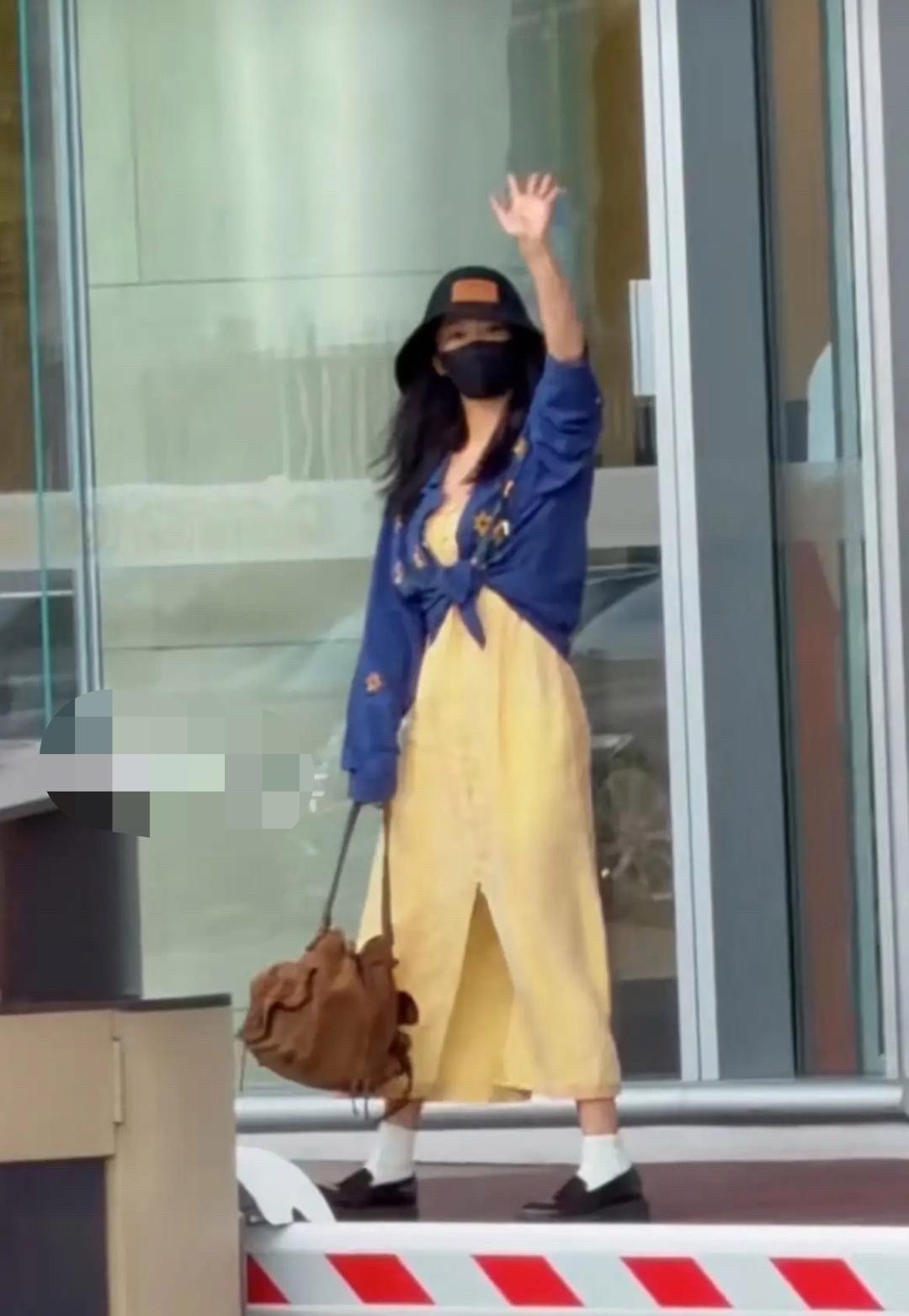 杨紫穿现代装也太美了，好惊艳呀！杨紫下班回家，私服惊艳！出机场发现粉丝接机，原本