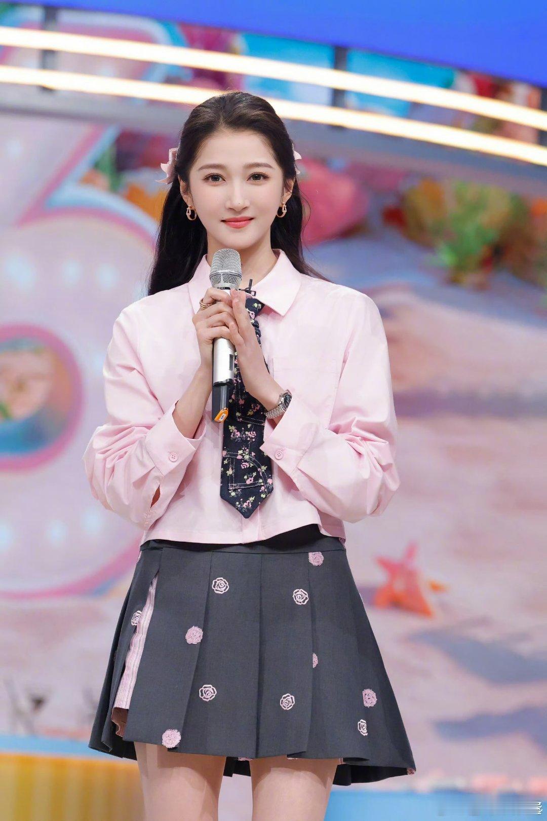 李昀锐一把就把关晓彤抱起来了此沙任敏为关晓彤李昀锐出片你好星期六 李昀锐和关晓彤