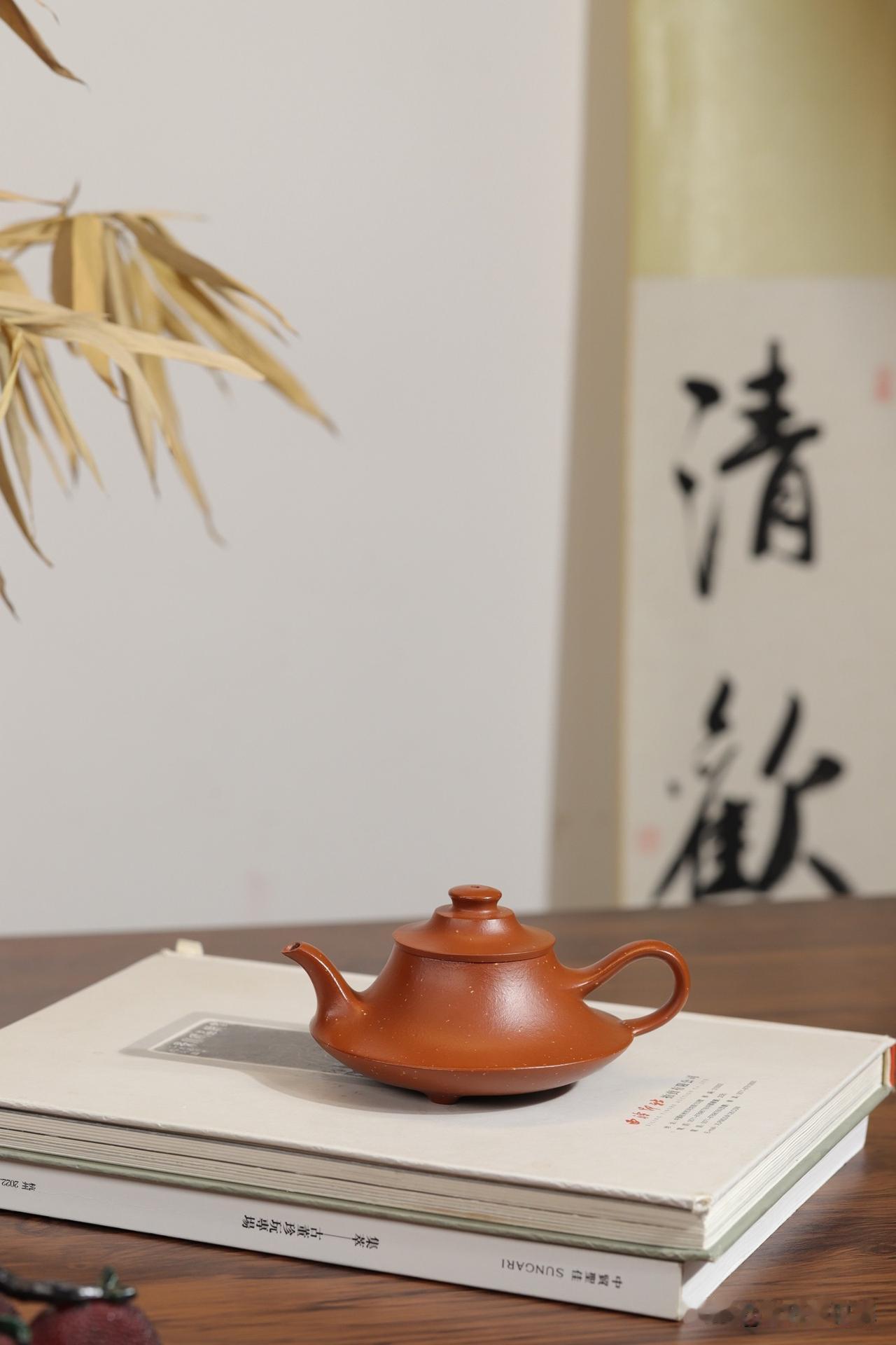 云炉 | 全手
原矿调砂朱泥|容量170cc
壶体上窄下阔，底部如圆盘稳稳承接壶