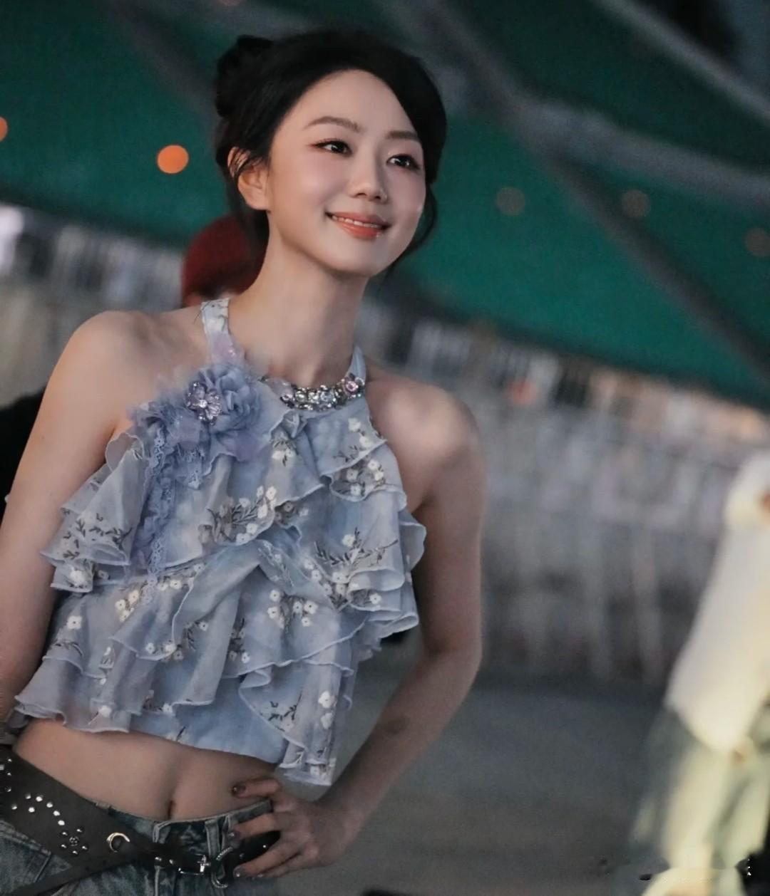 冯禧，
才知道原来她大有来头，
不是说她的家境，
而是说她的大学舍友。

冯禧和