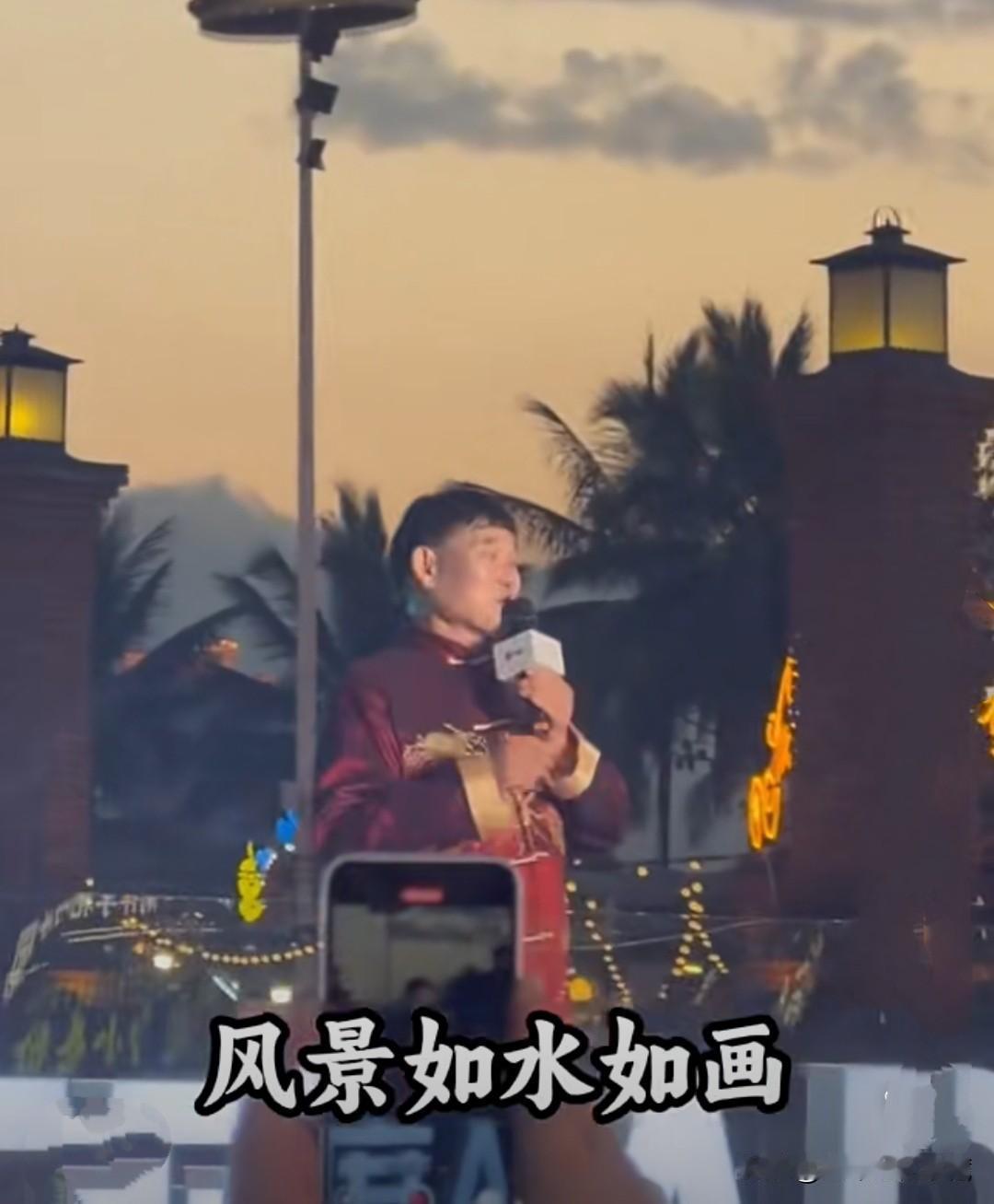 大衣哥朱之文到广西西双版纳演出，现场座无虚席，人员爆满！他一手《滚滚长江东逝水》