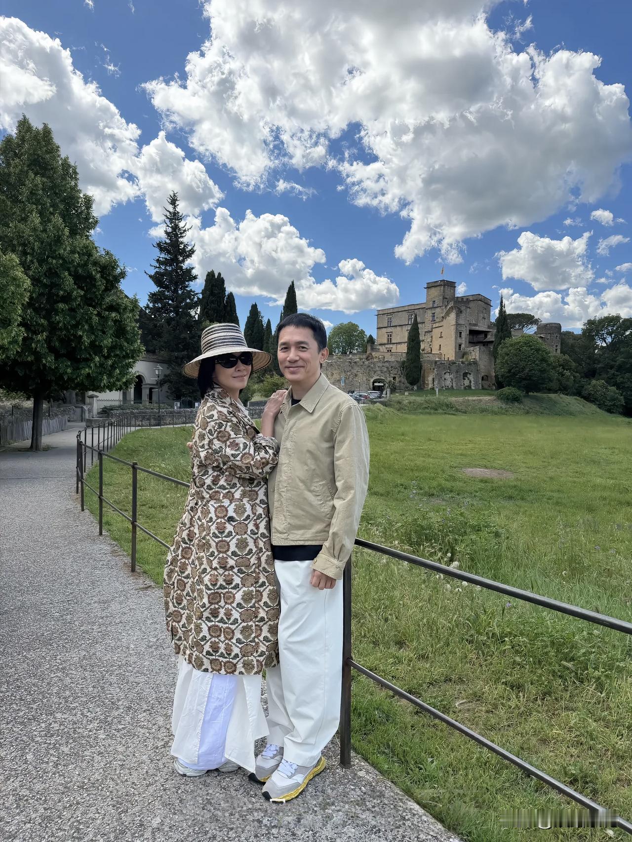 5月12日，刘嘉玲晒出与梁朝伟在法国度假的照片。两人都穿着休闲舒适的度假装，刘嘉