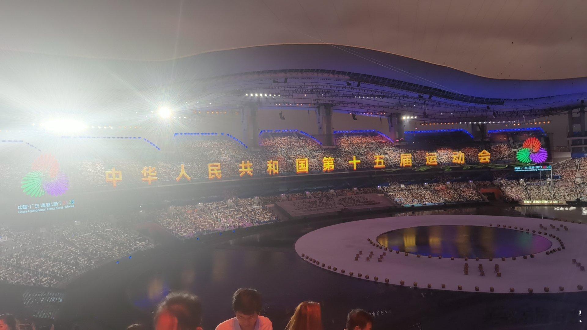 在经历了漫长的集合，转场，入场等环节后，终于迈步进入到第十五届粤港澳全运会开幕式