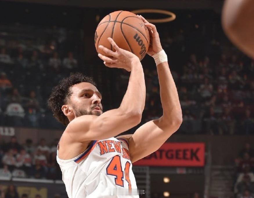 沙梅特去年夏天差点选择退役，得不到NBA合同的他已经在美网协会注册成为官方摄影师