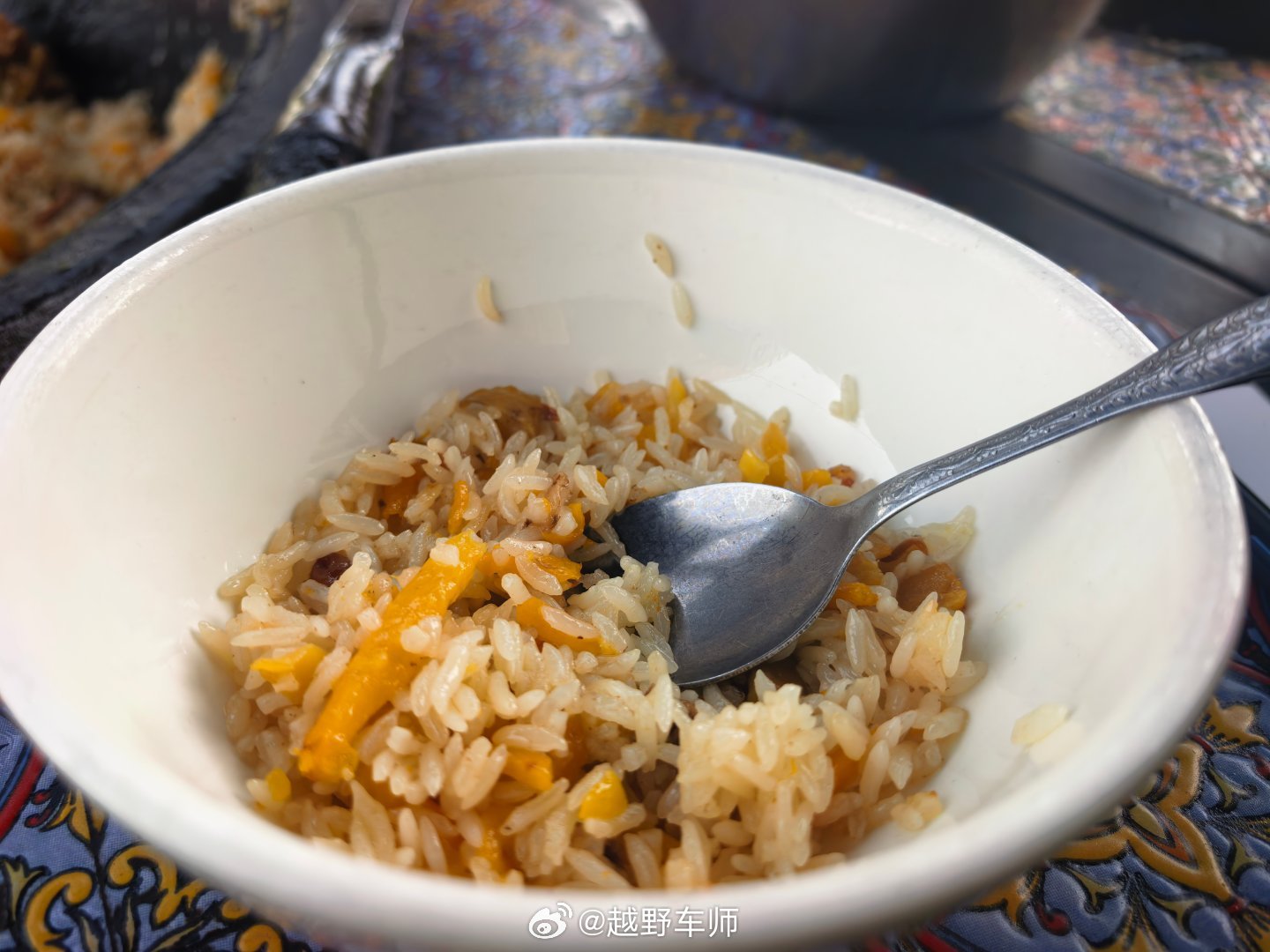越野车师 一碗抓饭、薄皮包子、一壶热茶，简单又满足。 喀什