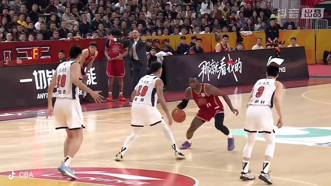 三节比赛胶着，比分还是领先不多！

        在刚刚结束的山西汾酒男篮主场