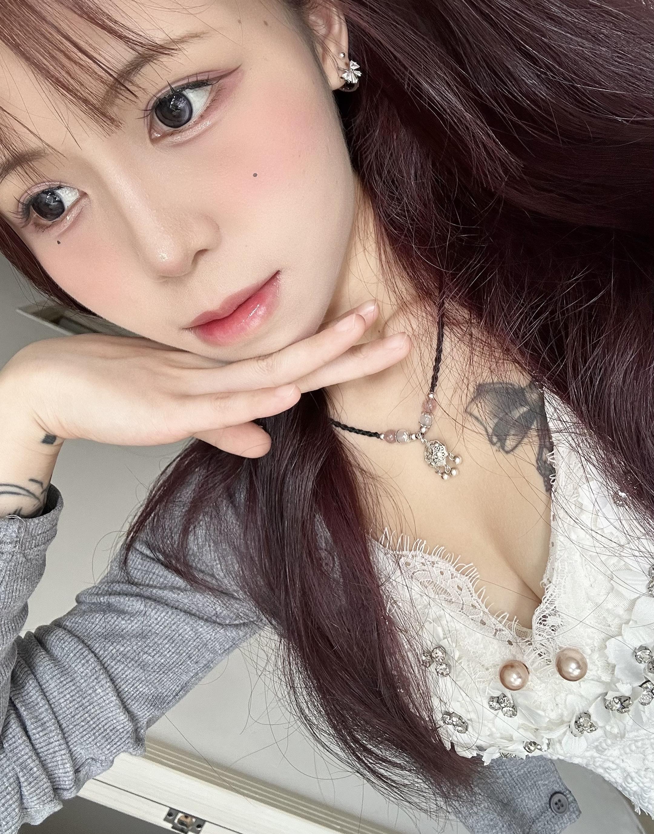 不想了 幸福是面包里藏着的刀片 满嘴流血时 才发现是痛苦