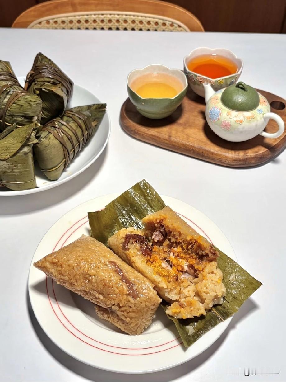 说出来不怕您笑话，
我现在看见粽子就条件反射摸肚子——
不是馋的，是怕的。

为