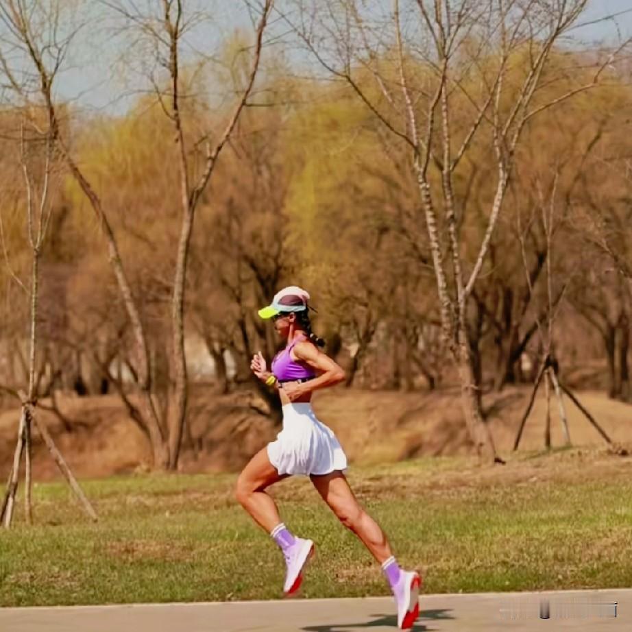 我认为治愈自己的是跑步和早睡早起，而不是忙碌。
心灵伤痛的人往往躺平，即使忙碌也