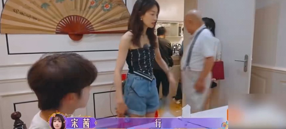 #宋茜 人好#我觉得这姐是真的很把队伍当回事。在巴黎动用人脉伺候各位了，真的是跑