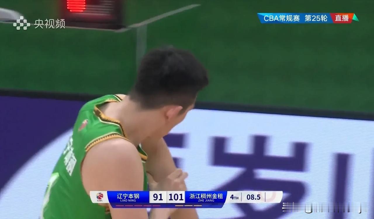 回顾付豪将琼斯牙打掉后的一系列举动！

付豪上肘将琼斯的牙打掉，后者痛苦倒地。付