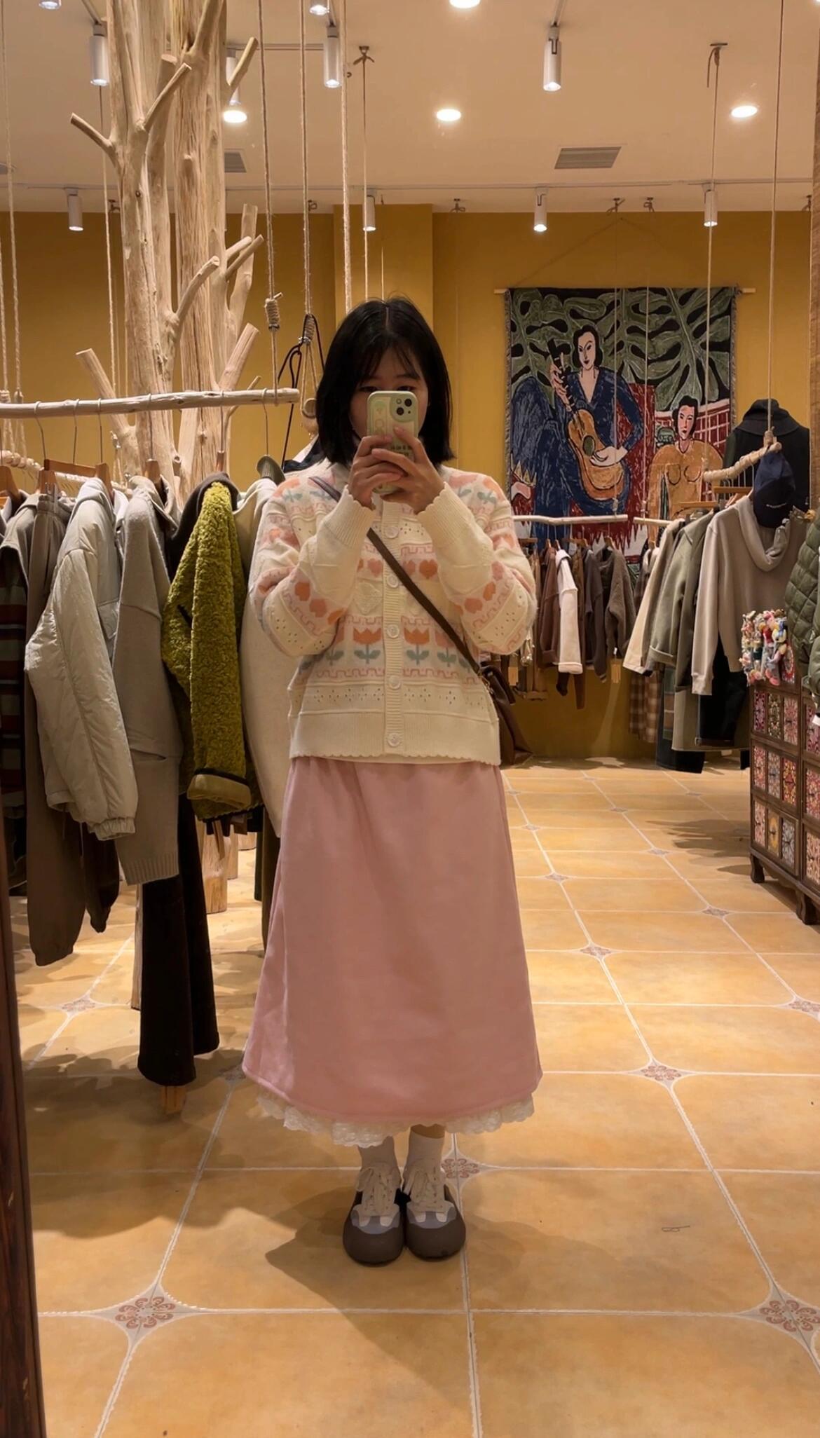店员：一看你就没穿过这么贵的和朋友在商场逛衣服店，我能明显感觉到，店员觉得我难伺