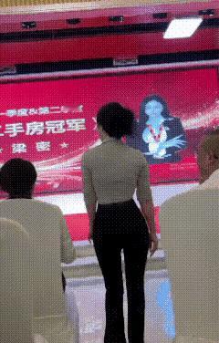 这不妥妥的人生赢家，不仅业务能力突出，可以稳得销冠，而且看看人家的这身材和长相，