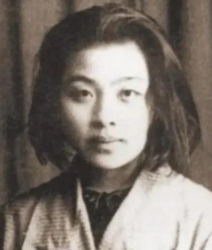 1928年，才女丁玲同时爱上了两个男人，并提出了三人同居，不可思议的是，她的想法