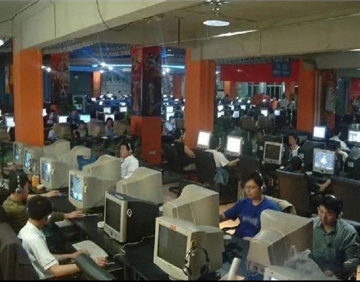 20年前的网吧VS现在的网吧。只记得以前网吧里的盒饭是真香 ​​​