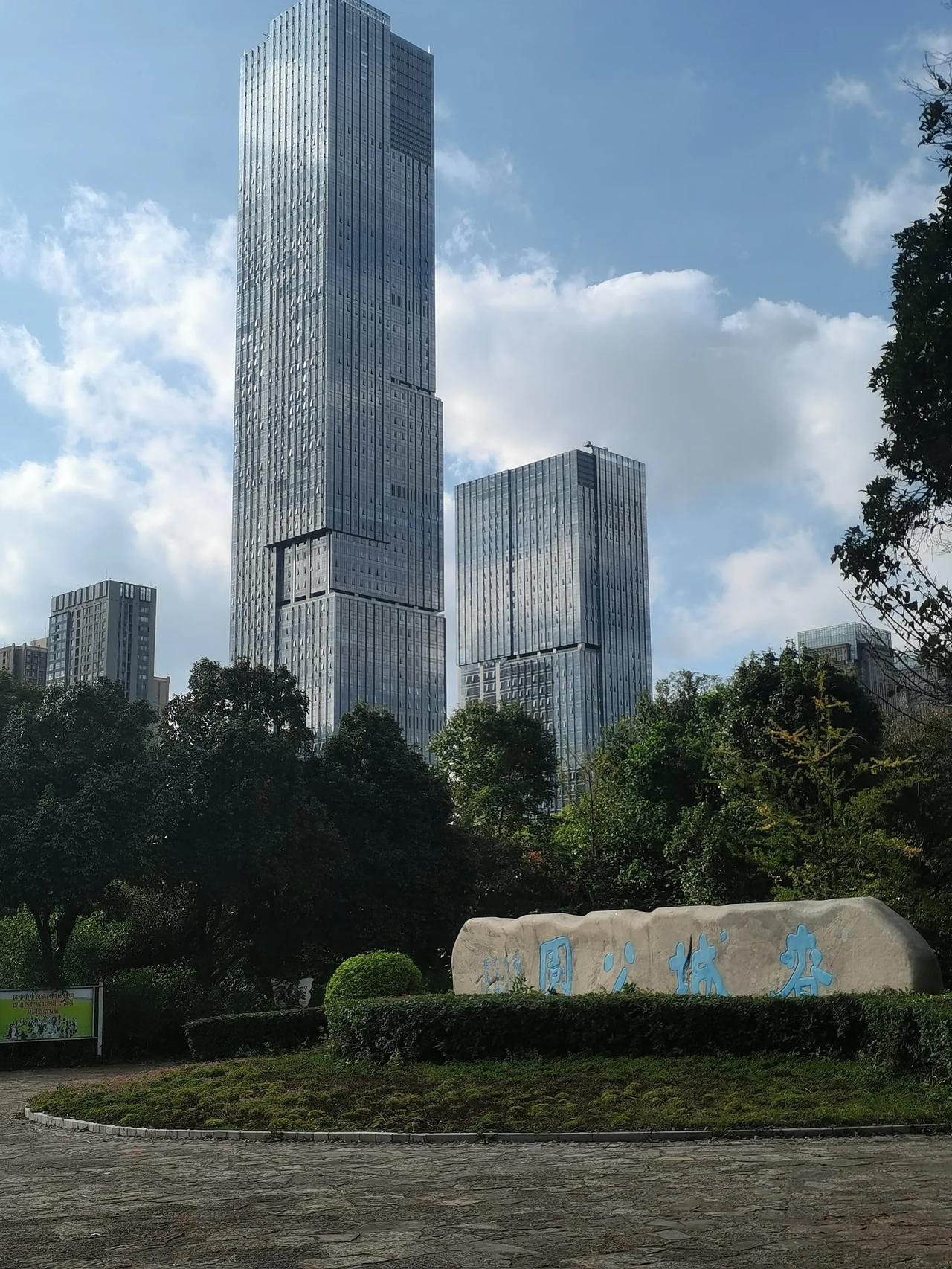 呈贡区的彩云南路第一城主塔为呈贡新区第一高楼，也是省会昆明的第三名第四的高楼（双