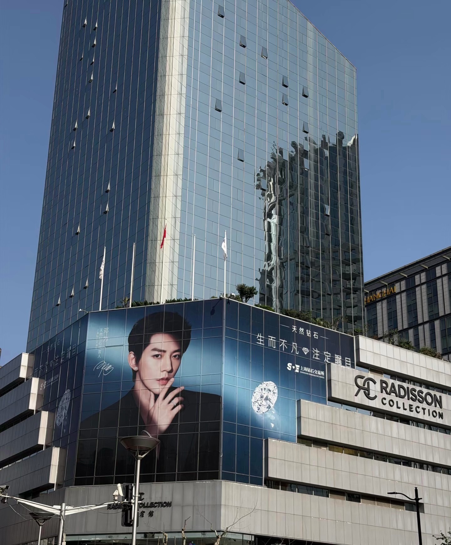 邓为超帅气大屏！上海南京路的邓为！ 