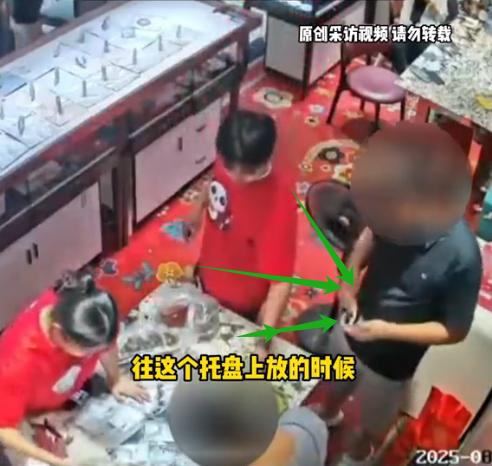 河南郑州，一对男女进入柜台内看玉镯，男子手一哆嗦，玉镯哐当掉地上，店主不慌不忙检