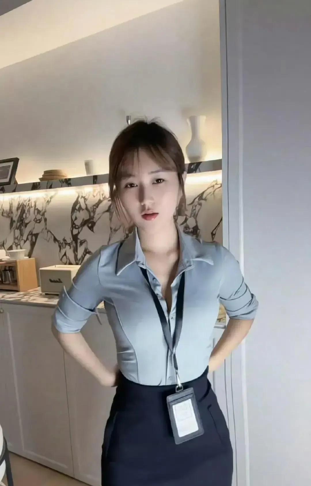 发现一个现象，现在有些女的，尤其是年轻漂亮的女孩，她们也不工作，整天就是到处旅游