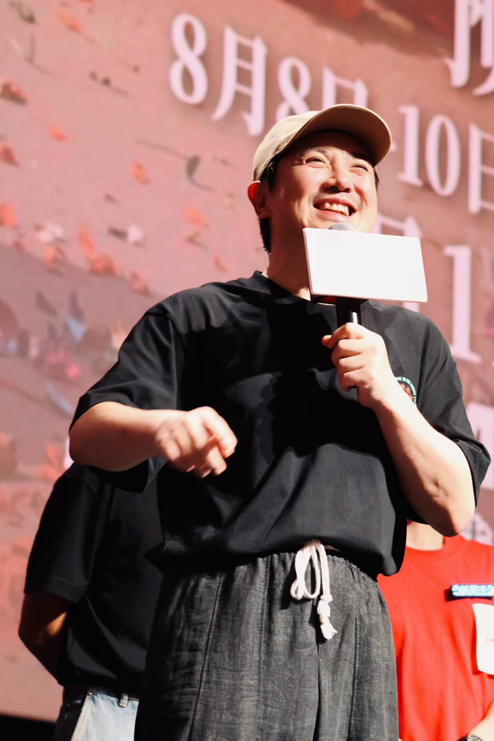 世界纷纷扰扰沈腾一心路演任凭外界舆论喧嚣，沈腾目标清晰，奔波各地坚持路演，全力推