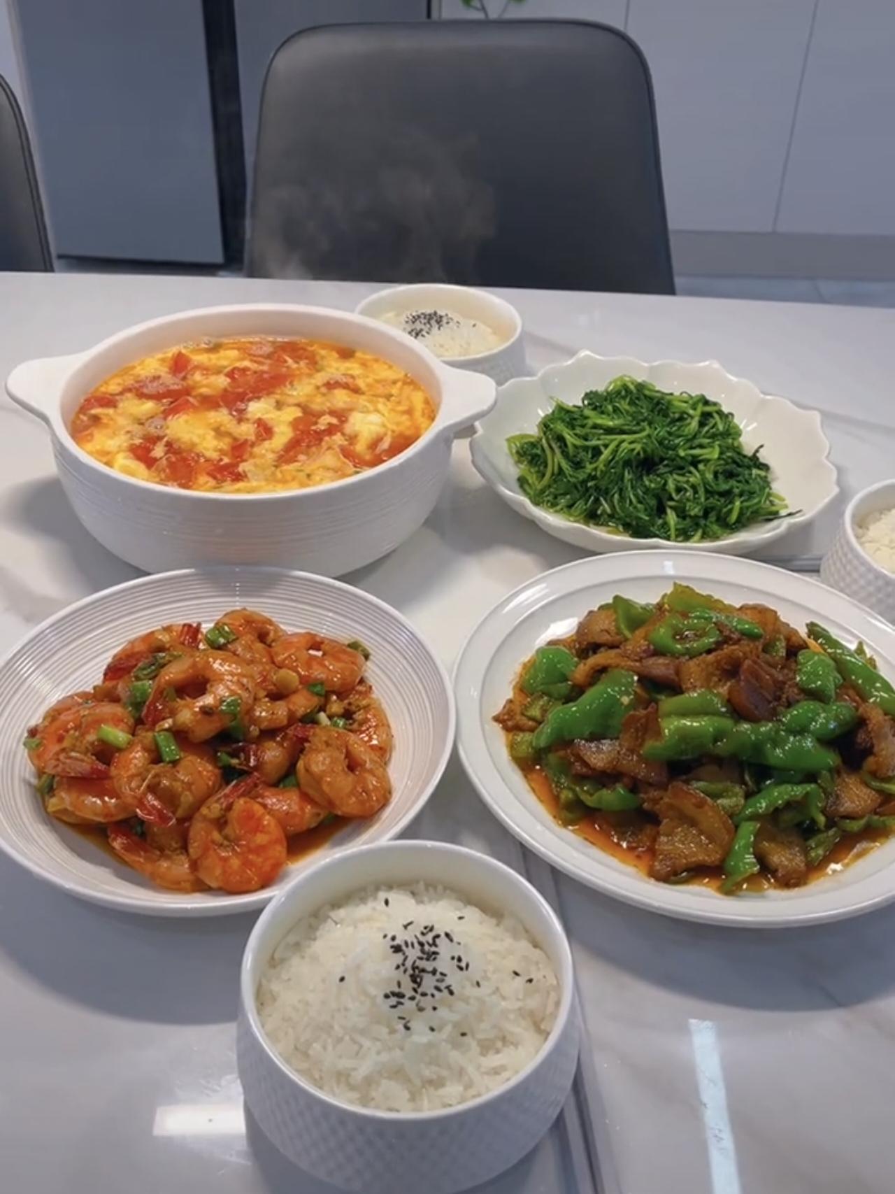 12月11日报道，朋友昨天又来找我借钱了，我还是很爽快的借给了他，没办法，他干了