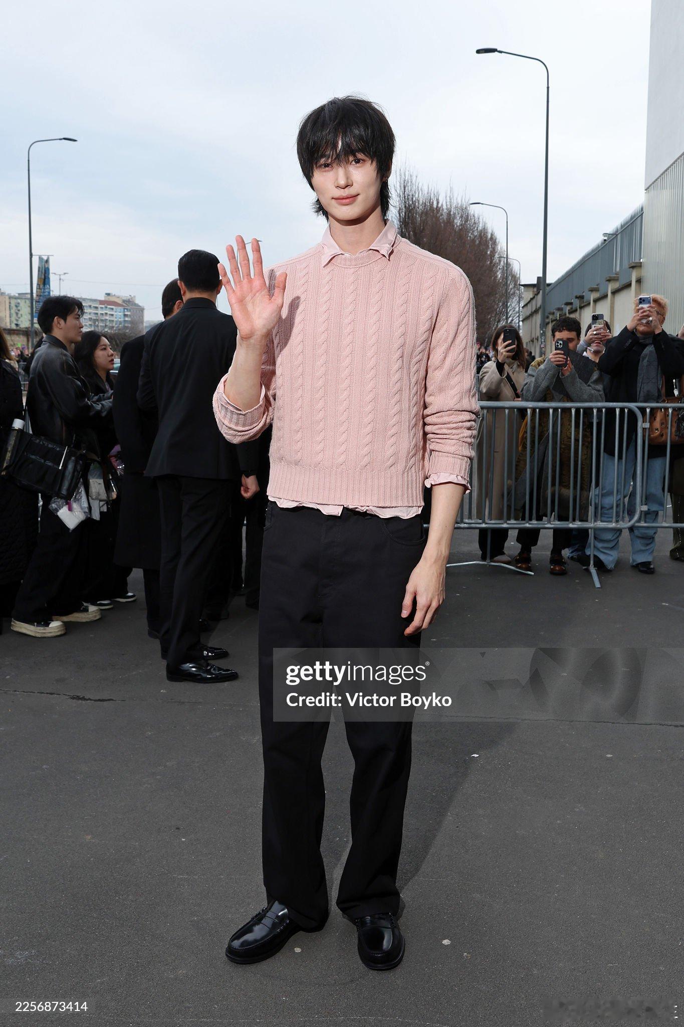 【热帖】边佑锡prada米兰时装秀评论：好帅啊 模特就是模特粉色衣服和发型反转很