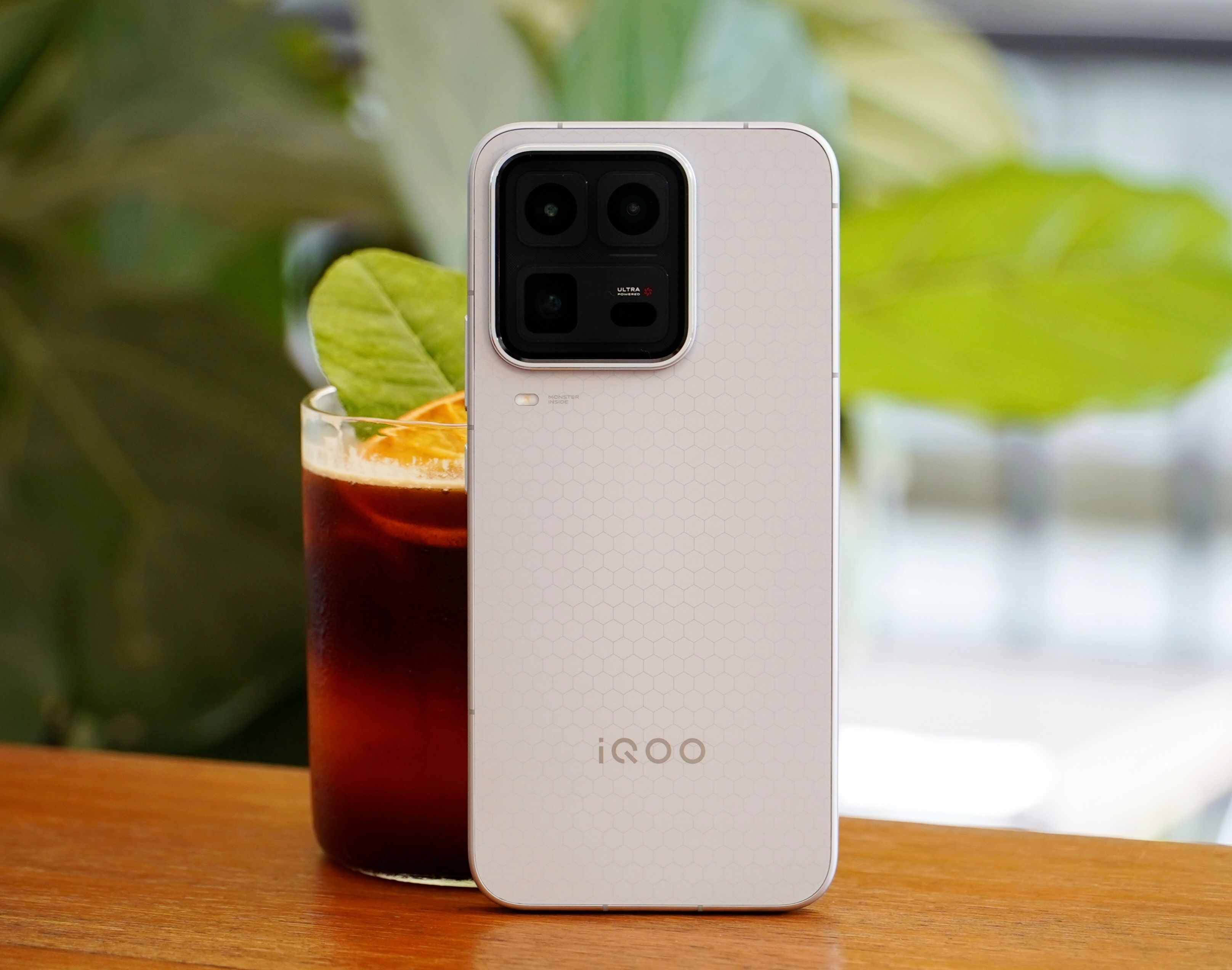 iQOO 15 Ultra 2049(银色)真机上手图：最近子弹兄一直拿着它做主