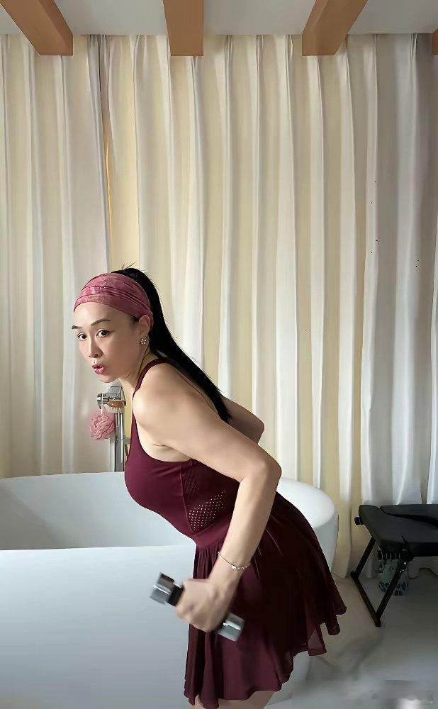 56岁钟丽缇的真实体脂率，狠狠扯下了内娱冻龄的遮羞布。常年维持18%的体脂，一周