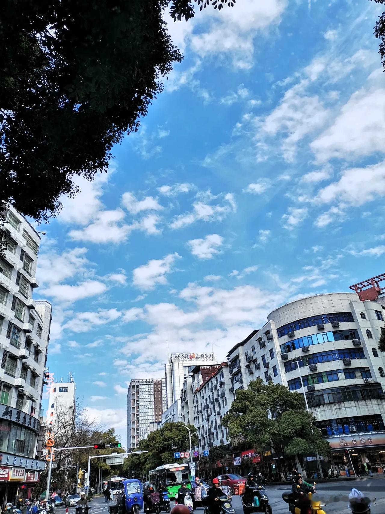 我是真的搞不懂上饶这座城市。上饶这城市真的太令人迷惑啦！工资低得不像话，大多数人