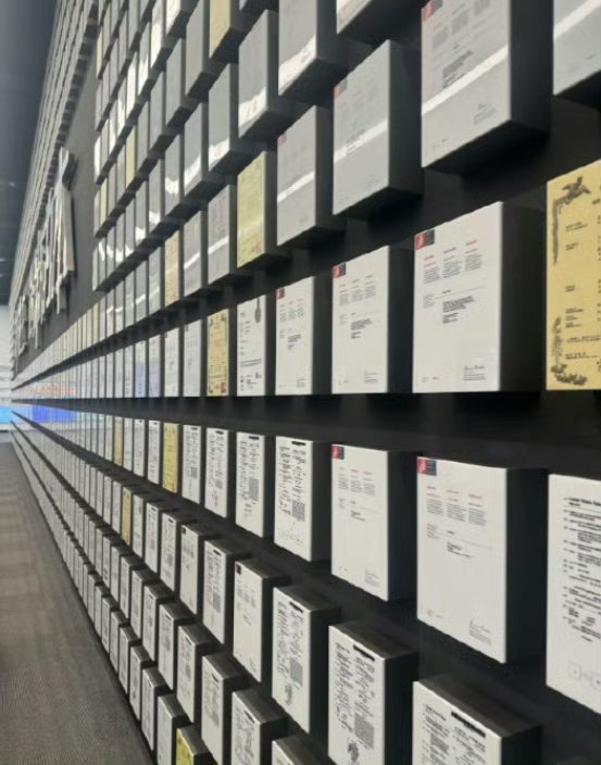 印度企业家参观中方车间，对一墙照片震惊不已，感慨这就是格斗场！2026年5月，印