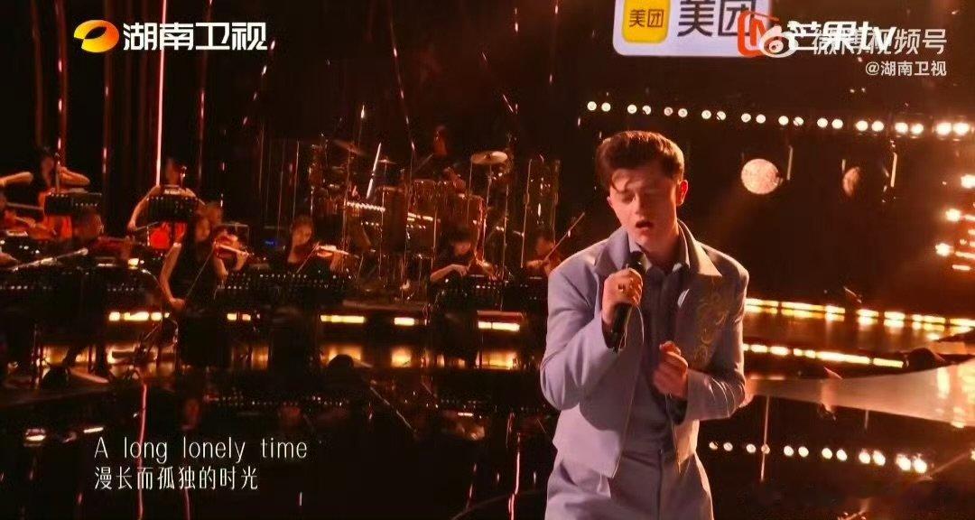 歌手直播艾略特 咋输的歌手2026艾略特解锁人鬼情未了主题曲舞台，复古嗓音娓娓道