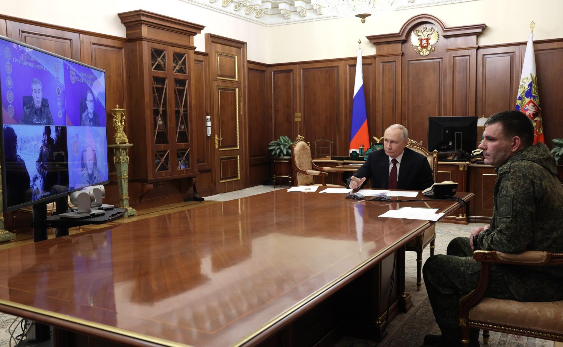 瓦洛佳小朋友  关于特别军事行动区局势的会议最高统帅通过视频主持召开会议，听取了