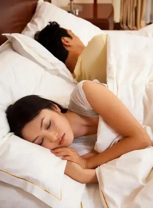 内蒙古，男子和女子以及朋友一起聚餐，喝了点小酒，男子带着女子回家，两人发生关系后