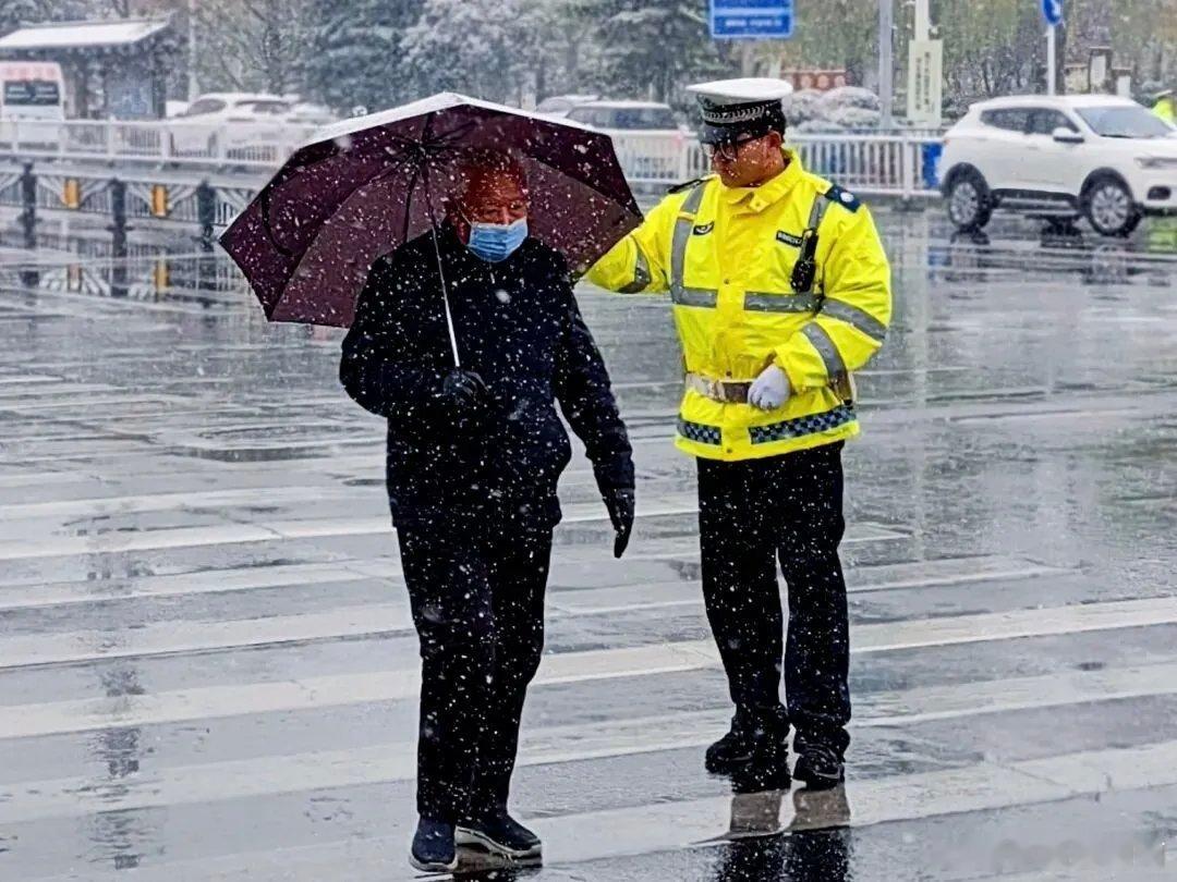雪雪雪雪雪河南雪雪雪雪雪雪“警”已上线，那一抹“荧光绿”最暖！交警正能量