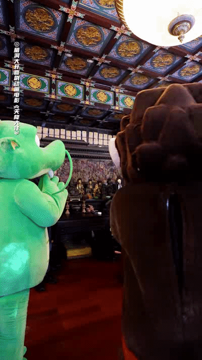 #听说一条龙有少林寺方丈的人脉##少林寺方丈释永信摸小龙眼睛笑没了# 电影《天降