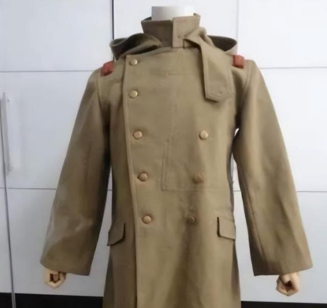 1939年，八路军营长缴获一件日军大衣，觉得材质不错，便送给杨成武。谁料，杨成武