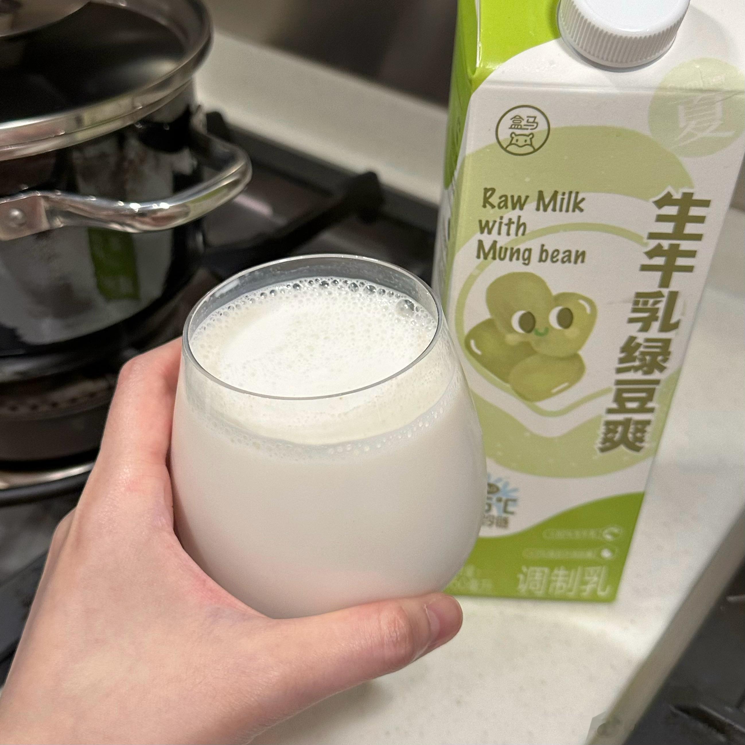 无意买的盒马生牛乳绿豆爽 很好喝 不过有点偏甜ahh 但是我爱绿色心情就还蛮爱的