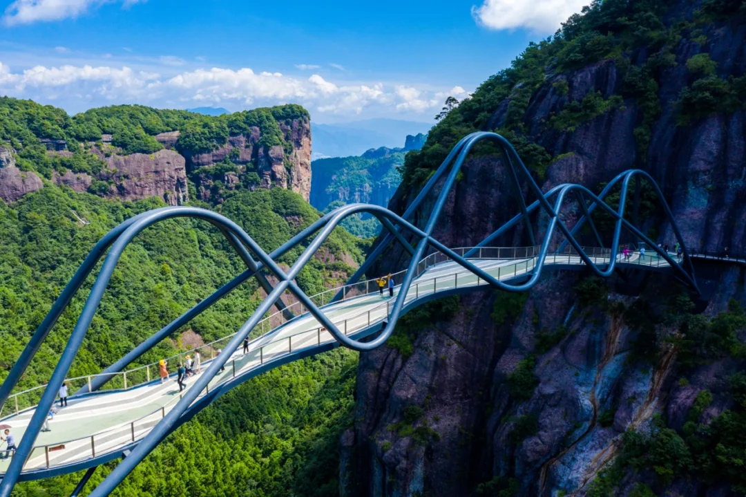 在山巅欣赏壮美的神仙居美景