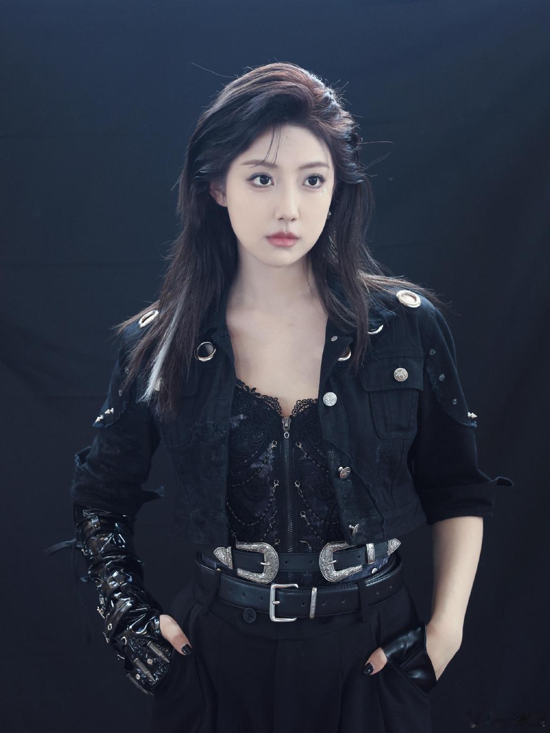 李艺彤看浪姐7直播很刺激李艺彤看浪姐像坐过山车李艺彤也在追浪姐7！直播看得紧张又