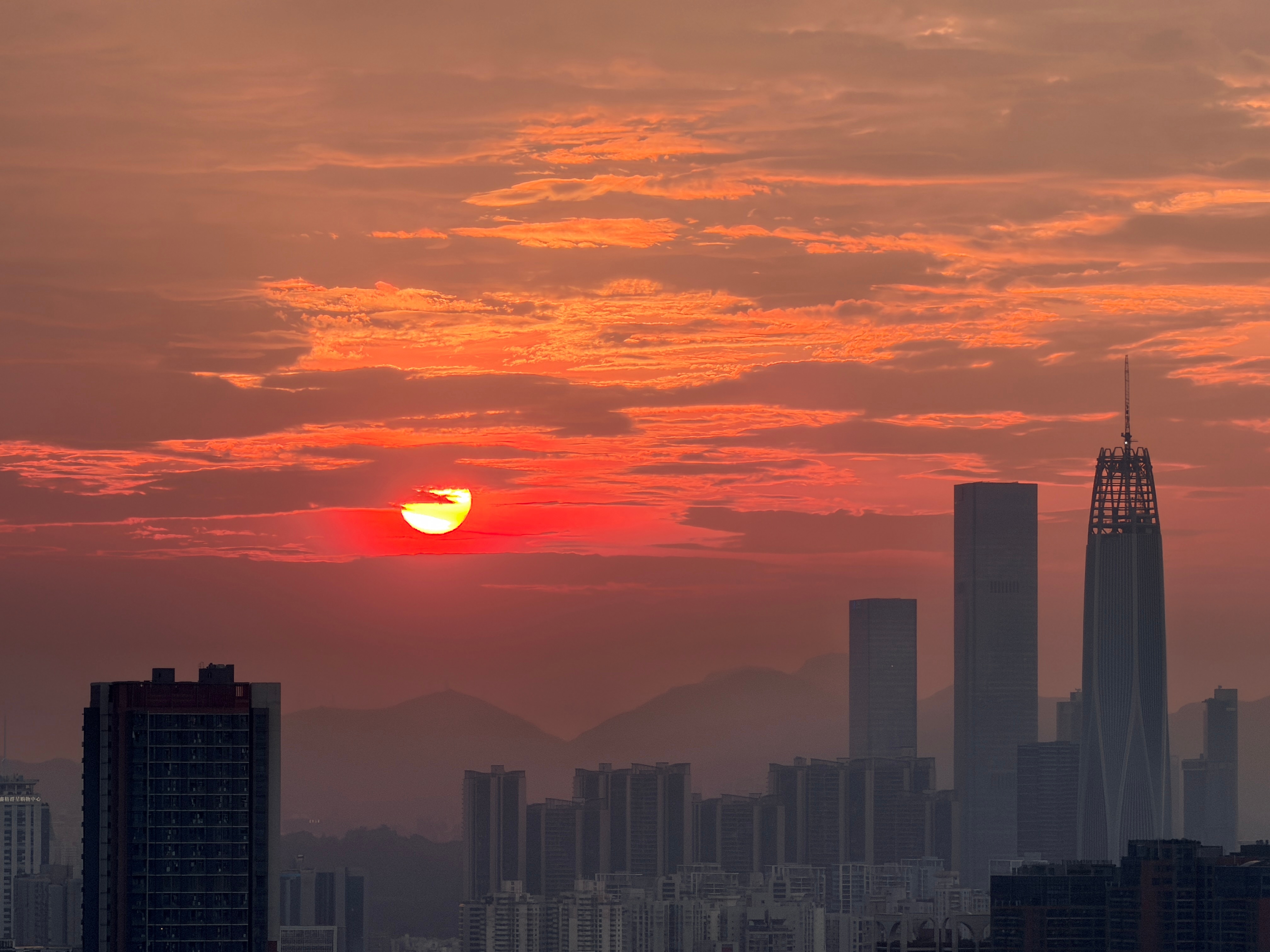 一个空盒子，33 块。今天手上有个红米显示器的空包装盒要寄出去。真就是空的，纸箱