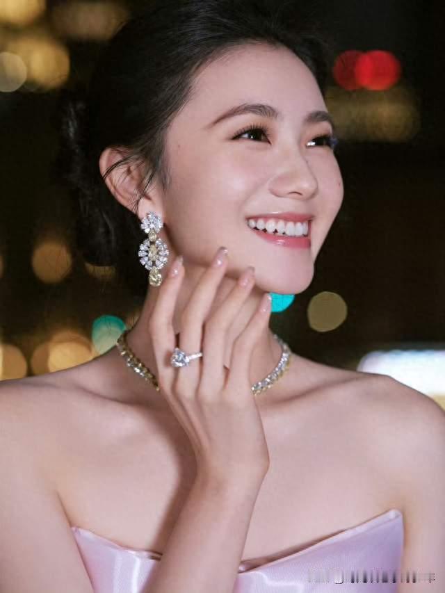 粉裙夜色，清甜灵动——刘浩存