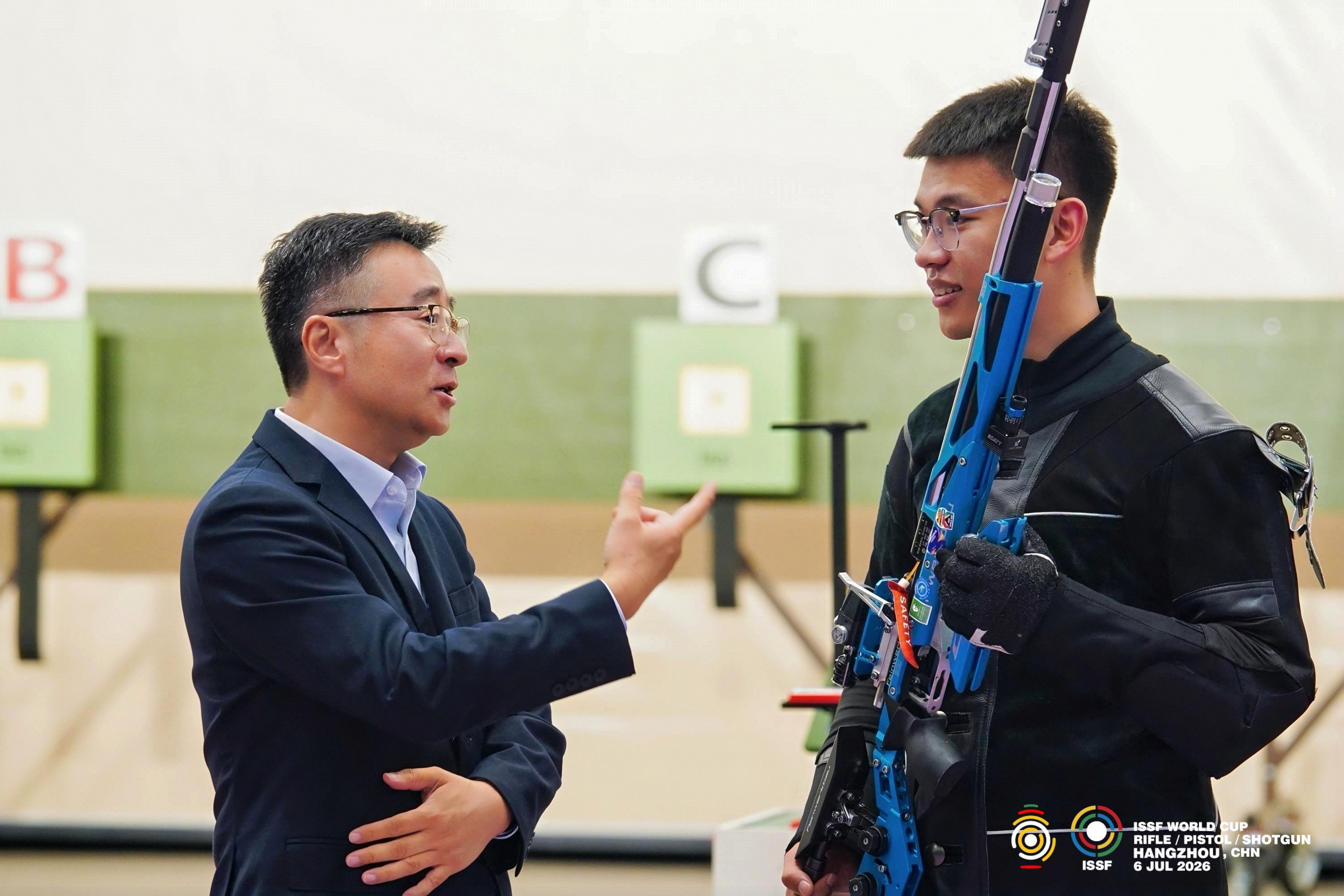 2026射击全项目世界杯中国站（杭州）男子10米气步枪决赛赛后致意官方图片张常鸿